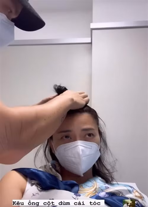 Huy Trần sẵn sàng buộc tóc giúp bà xã hơn tuổi. Ảnh: Vietnamnet