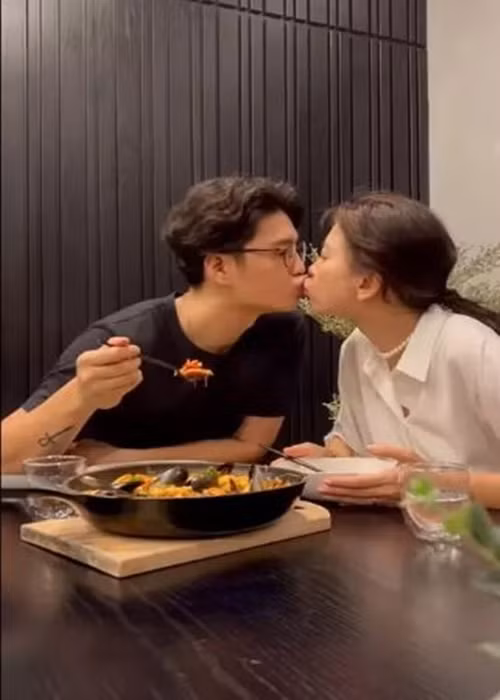 Ngày chưa kết hôn, Huy Trần thường xuyên nấu ăn cho Ngô Thanh Vân. Sau đám cưới, nam doanh nhân điển trai vẫn duy trì hành động ngọt ngào này dành cho nửa kia. Ảnh: Vietnamnet