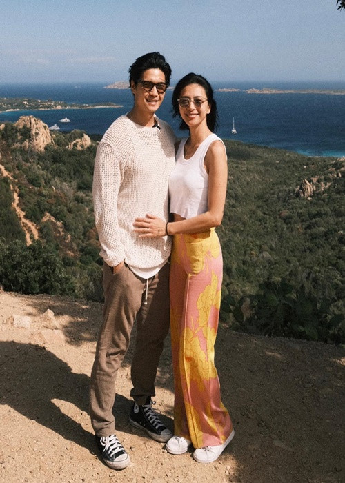 Cô từng chia nhắn nhủ đến ông xã: “Nói chung là 1 năm qua hành anh lên bờ xuống ruộng. Nhưng yêu thương anh vô vàng. Mong anh luôn vui tươi yêu đời, còn dắt mình đi khắp thế gian và cho mình ăn thêm nhiều món ngon vật lạ. Yêu thương anh”. Ảnh: FBNV