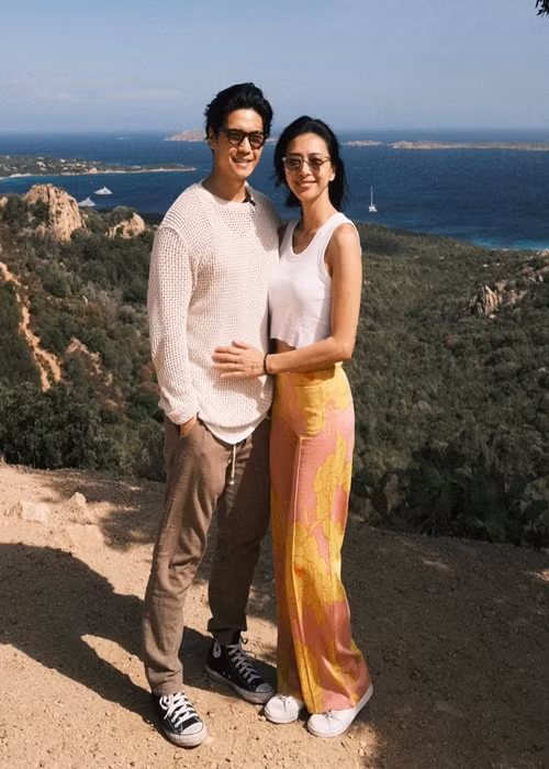 Cô từng chia nhắn nhủ đến ông xã: “Nói chung là 1 năm qua hành anh lên bờ xuống ruộng. Nhưng yêu thương anh vô vàng. Mong anh luôn vui tươi yêu đời, còn dắt mình đi khắp thế gian và cho mình ăn thêm nhiều món ngon vật lạ. Yêu thương anh”. Ảnh: FBNV