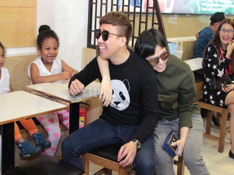 Từng có thời gian Trịnh Thăng Bình và Trấn Thành rất thân thiết khiến nhiều người tin rằng hai sao nam Vbiz có tình cảm với nhau. Ảnh: Người lao động