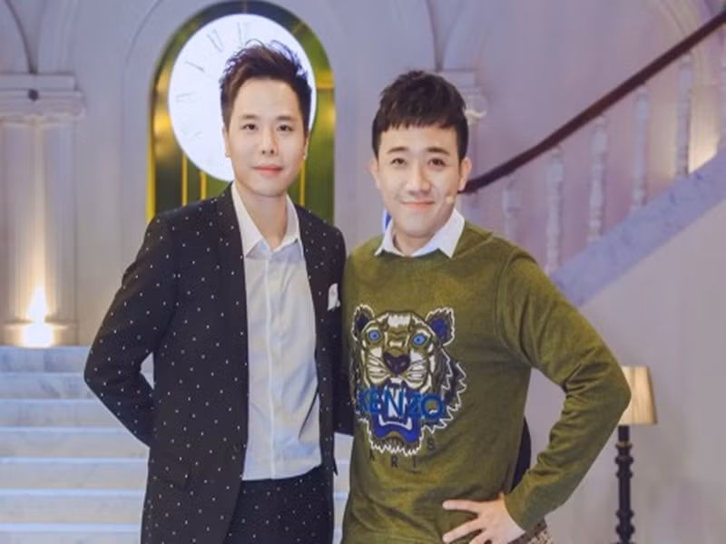 Trịnh Thăng Bình phủ nhận tin đồn với Trấn Thành. Anh chia sẻ trên Vietnamnet: “Tính tôi công tử, thích được chiều còn Trấn Thành là một người rất tốt, thích chăm sóc và nuông chiều bạn bè. Gặp chuyện gì tôi cũng tìm Thành. Lần nào đi quay cùng nhau, Thành toàn làm tóc cho tôi. Thành thì thích làm đẹp trong khi tôi là một con Mannequin hoàn hảo. Đó là lý do chúng tôi bị hiểu lầm nhưng thực sự chỉ là sự thân thiết của hai người đàn ông thôi”. Ảnh: Người lao động