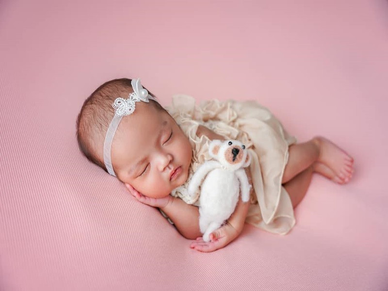 Vì chào đời sớm hơn so với dự sinh 6 tuần, bé Mạc Linh Đan (Minnie) - con gái của Mạc Văn Khoa và Thảo Vy chỉ nặng 1,9 kg.