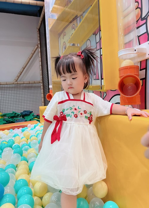 Ái nữ nhà Mạc Văn Khoa làm mặt lạnh.