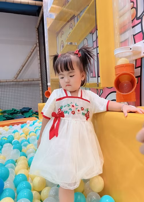 Ái nữ nhà Mạc Văn Khoa làm mặt lạnh.