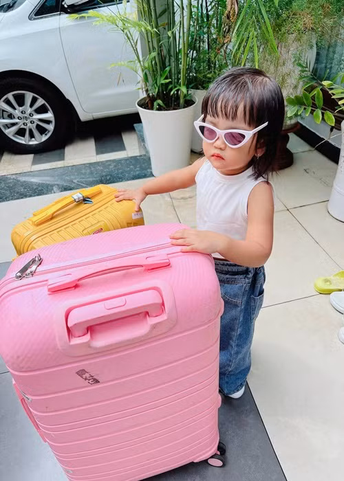 Vợ chồng Mạc Văn Khoa cho con gái ăn mặc sành điệu ngay từ khi còn nhỏ.