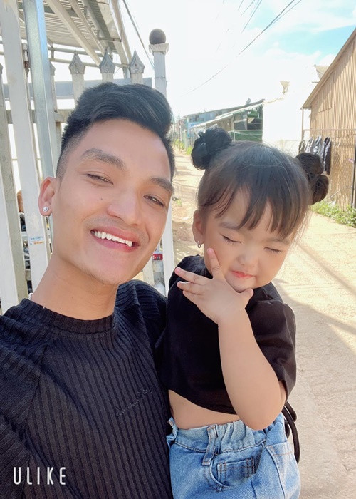 Ngoại hình xinh xắn của con gái Mạc Văn Khoa khi lên 2 tuổi.