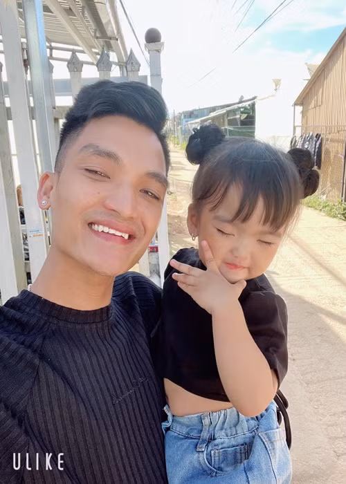 Ngoại hình xinh xắn của con gái Mạc Văn Khoa khi lên 2 tuổi.