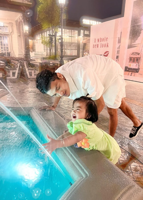 Bé Minnie khi tươi cười lúc lại có biểu cảm "thanh niên nghiêm túc".