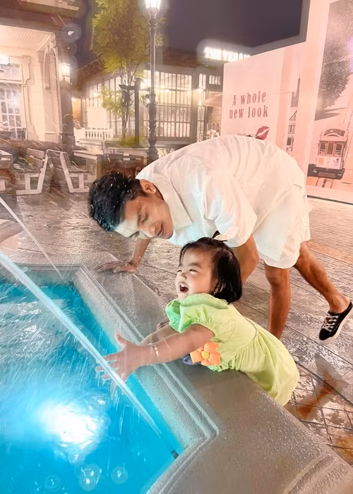 Bé Minnie khi tươi cười lúc lại có biểu cảm "thanh niên nghiêm túc".