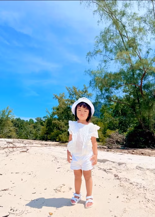 Khoảnh khắc bé Minnie buồn ngủ nhưng bị mẹ "bắt" chụp ảnh.