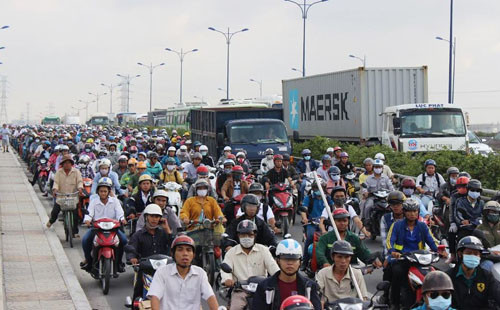 Xe buyt gay tai nan lien hoan, hang tram hanh khach hoang loan-Hinh-2