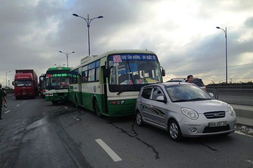 Xe buyt gay tai nan lien hoan, hang tram hanh khach hoang loan