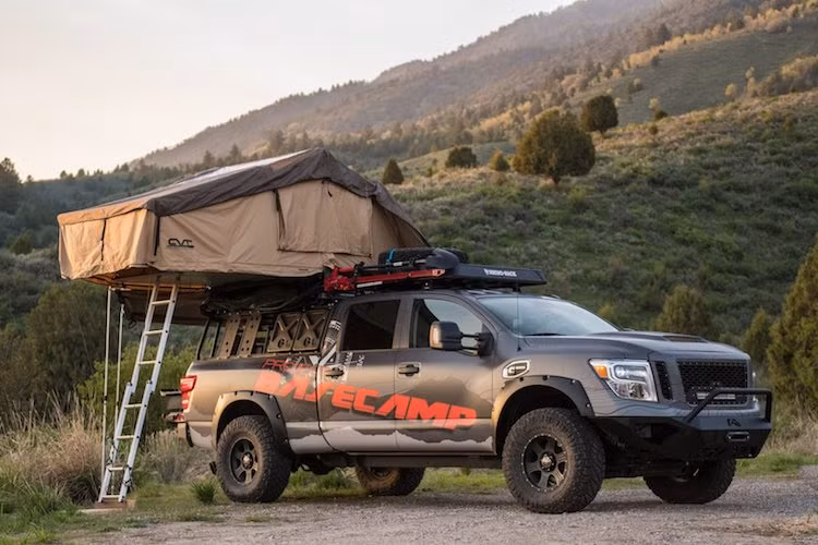 Đúng như tên gọi, điểm đặc biệt của bản độ Titan Project Basecamp đó là khả năng biến thành "lều dã chiến" của chiếc xe. Ở phía trên mui, Nissan đã trang bị cho chiếc Titan bộ baga Rhino Rack Pioneer để có thể chứa được chiếc lều Mt. Rainier Stargazer. Được làm bằng vải bạt siêu bền, chiếc lều này "dư chỗ" cho 2 người lớn và có thể gập gọn sau mỗi đêm.