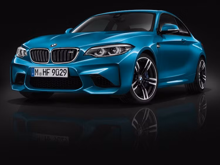 Phiên bản thể thao và cao cấp nhất của 2 Series là M2 cũng nhận được những cải tiến tương tự, được trang bị động cơ 3.0l M TwinPower Turbo 6 xi-lanh thẳng hàng 365 mã lực/500 Nm. Chiếc xe chỉ mất 4,3 giây để tăng tốc từ 0-100 km/h và tốc độ tối đa đạt 250 km/h.