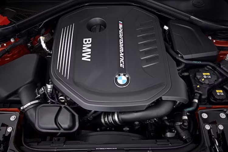 Tại châu Âu, BMW 2 Series 2018 sẽ được bán với 7 phiên bản khác nhau nhưng chỉ sử dụng 4 loại động cơ. Trong đó, phiên bản động cơ xăng thấp nhất 218i được trang bị máy xăng TwinPower Turbo 1.5l với công suất 134 mã lực/220 Nm. Các bản 220i và 230i đều có động cơ 2.0l tăng áp với mức công suất lần lượt 181 mã lực/270 Nm và 248 mã lực/350 Nm.
