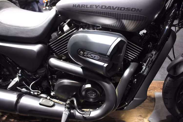 Khối động cơ Revolution X V-Twin 749 cc SOHC 8 van của Street 750 đã tiếp tục được Harley-Davidson cải tiến, cho công suất 67,2 mã lực và mô-men xoắn cực đại 65 Nm. So với phiên bản cruiser, chiếc xe có tỉ số nén tăng lên thành 12:1, mạnh hơn 20% và có mô-men xoắn cực đại lớn hơn 10%