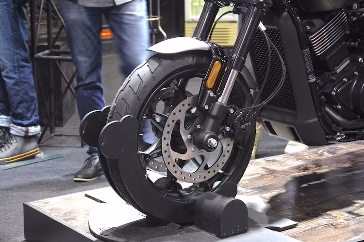 Trên mẫu xe Street Rod 750 mới, Harley đã thay đổi hoàn toàn cấu hình bánh và hệ thống treo. Chiếc xe sử dụng cặp mâm 17 inch cho cả 2 bánh với thiết kế 7 nan kép mới thay vì trước-sau 17/15 inch như Street 750. Ở phía trước, xe cũng có cặp phuộc USD 43 mm thể thao hơn và hệ thống phanh được nâng cấp lên đĩa kép.