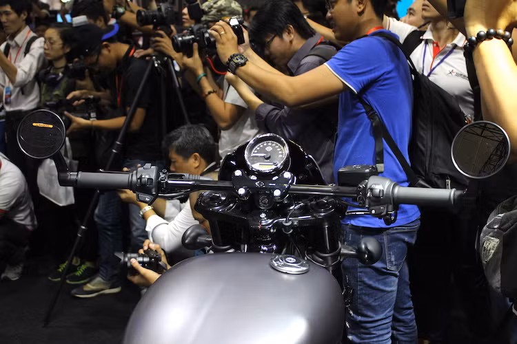 Thay vì tay lái dạng cruiser, Street Rod sở hữu ghi-đông thẳng dạng drag bả với gương hậu gắn gù hai bên. Cùng với vị trí để chân lùi về phía sau, chiếc xe đem tới tư thế ngồi của naked bike thay vì cruiser như Street 750. Phía trên tay lái vẫn là cụm đồng hồ với đường kính 3,5 inch.