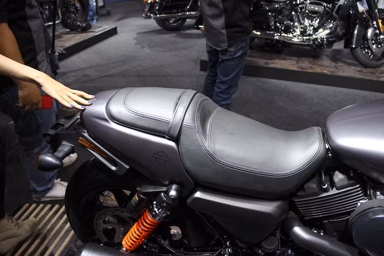 Với kiểu dáng naked bike, Street Rod cũng có yên xe cao hơn, đạt 765 mm thay vì chỉ 709 mm như Street 750. Dù có phần đuôi vuốt thể thao và hơi mang phong cách cafe racer nhưng bộ yên của Street Rod vẫn có thiết kế 2 tầng rõ rệt như một chiếc cruiser.