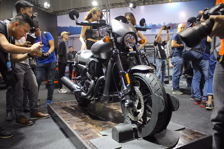 Chỉ mới được giới thiệu trên Thế giới từ tháng 3/2017, Street Rod 750 đã nhanh chóng "trình làng" khách hàng Việt tại triển lãm xe máy Việt Nam 2017. Dựa trên cơ sở của Street 750 nhưng nhờ có cổ phốt được điều chỉnh góc nghiêng, trục cơ sở của Street Rod đã ngắn hơn 10 mm và chiều dài ngắn hơn 85 mm. Tuy nhiên so với Street 750, chiếc xe đã nặng hơn 5 kg.