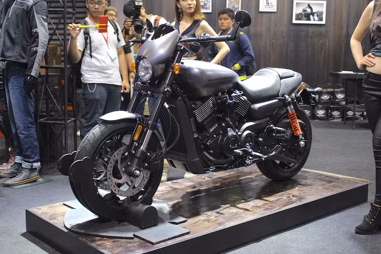 Kể từ năm 2013 tới nay, dòng sản phẩm 750 cc của Harley-Davidson chỉ có duy nhất phiên bản cruiser Street 750. Để cung cấp thêm lựa chọn cho khách hàng ở phân khúc "giá rẻ" này, chiếc Harley-Davidson Street Rod 750 hoàn toàn mới đã được công bố với kiểu dáng naked bike truyền thống và trải nghiệm lái thể thao hơn Street 750.