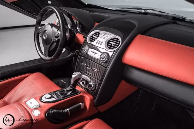 Ra đời từ hơn 10 năm trước, nội thất của SLR Mclaren được thiết kế đơn giản và không có những hệ thống giải trí tiên tiến. Mặc dù vậy, chiếc xe vẫn rất sang trọng và thể thao với cabin bọc da cao cấp và ốp trang trí bằng sợi carbon. Chiếc SLR McLaren của FAB Design này còn được nâng cấp dàn âm thanh có giá lên tới 12.000 USD (tương đương 272,5 triệu đồng).