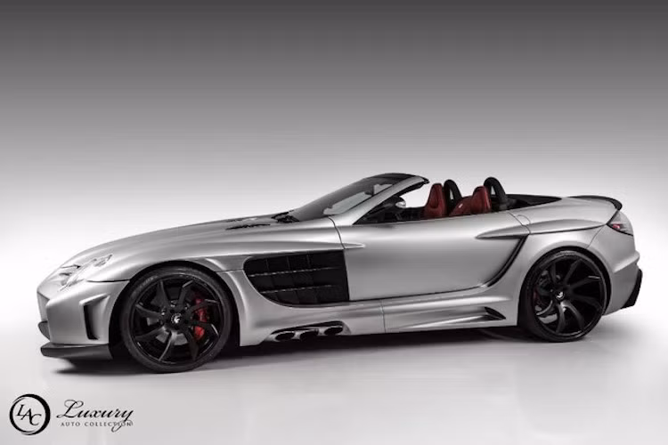 Ở hai bên thân xe, các vòm bánh của SLR McLaren cũng đã được FAB Design độ thêm những đường dập nổi gợi nhớ về siêu xe 300SL của Mercedes năm xưa. Khối động cơ V8 dẫn khí thải thông qua hệ thống pô 6 nòng, đặt đối xứng 2 bên thân xe ở ngay phía sau bánh trước. Bộ mâm Forgiato cánh xoắn sơn màu đen mờ cũng là một điểm nhấn của xe.