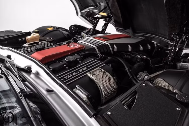 Khối động cơ 5.4l V8 siêu nạp nguyên bản của SLR McLaren vốn đã rất mạnh mẽ với công suất hơn 620 mã lực; tuy nhiên sau khi được FAB Design độ lại, chiếc xe đã mạnh tới 748 mã lực. Tuy nhiên, hệ truyền động nguyên bản của SLR McLaren vẫn được giữ nguyên.