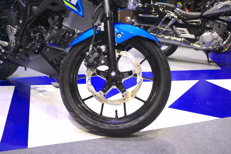 GSX-S150 cũng được trang bị cặp mâm 5 cánh chữ Y với thiết kế giống như GSX-R150. Lốp trước của xe có kích thước 90/80/17, trong khi hệ thống phanh trước sử dụng heo 2 piston và đĩa hình răng cưa khá đẹp mắt. Tuy nhiên cũng giống như GSX-R150, GSX-S150 không sử dụng phanh ABS.