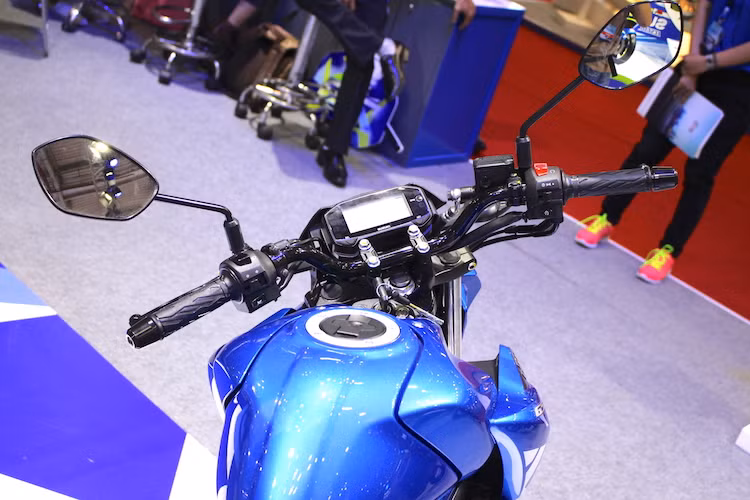 Thay vì tay lái clip-on, GSX-S150 sở hữu ghi-đông cao và rộng để đem tới tư thế ngồi thoải mái hơn so với GSX-R150. So với phiên bản naked bike, GSX-S150 cũng đã bị cắt giảm hệ thống khóa từ smartkey, thay vào đó là ổ khóa từ 2 nấc tương tự Raider 150 Fi hiện tại.