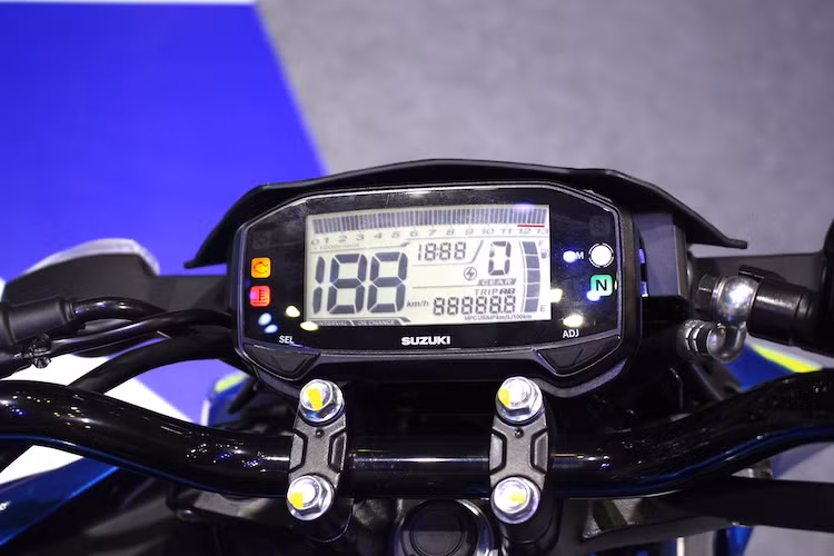 Cũng giống như Raider 150 và GSX-R150, GSX-S150 có bảng đồng hồ điện tử hoàn toàn với đầy đủ các chức năng như báo giờ, báo số, báo tua máy, tốc độ, quãng đường đi được, ODO, mức tiêu thụ nhiên liệu trung bình và nhắc nhở thay dầu.