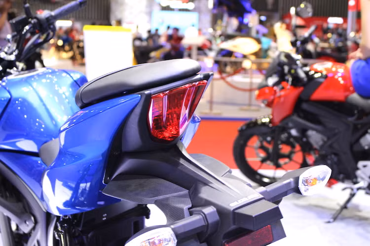 Toàn bộ thiết kế phần đuôi xe của GSX-S150 đã được "bê nguyên" từ GSX-R150 với kiểu dáng vuốt cao thể thao và đèn hậu dùng bóng sợi đốt với chóa có những đường gân nổi. . Trong khi đó, các đèn xi-nhan được tích hợp chung với pát biển số.