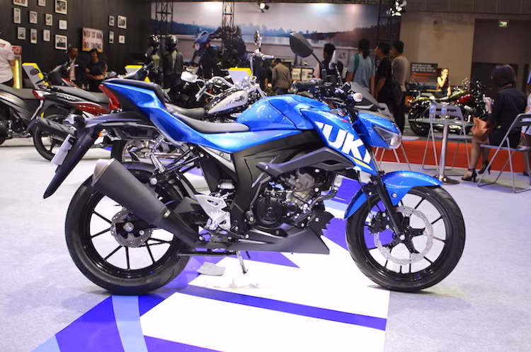 GSX-S150 có chiều dài 2020 mm, rộng 745 mm, cao 1040 mm và trọng lượng 130 kg. Cùng với chiều cao yên chỉ 785 mm, chiếc xe tỏ ra khá phù hợp với thể trạng của đa số nam giới trẻ tuổi ở Việt Nam hiện nay. Bình xăng của xe có dung tích 11 lít.