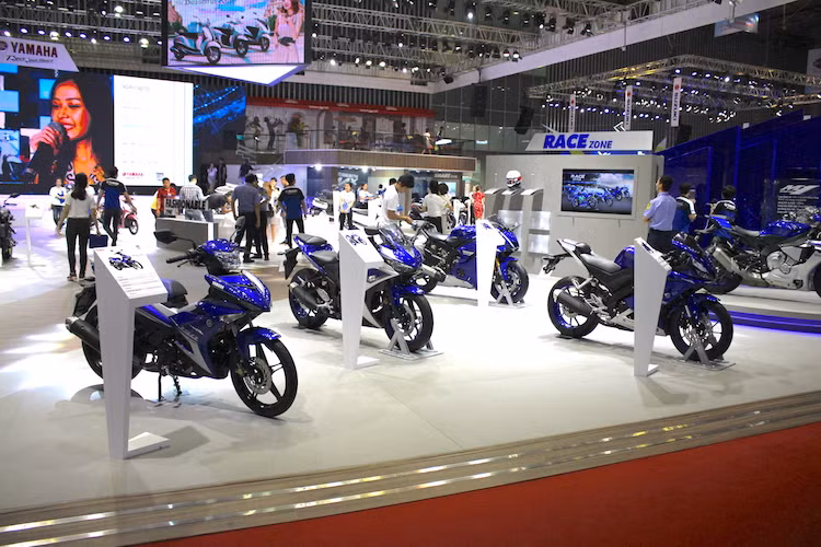 Thông điệp trên cũng chính là cảm hứng để Yamaha thiết kế không gian trưng bày với 4 khu vực chính: Race Zone, City Sports, Smart Zone và Fashion Zone với gần 20 mẫu xe khác nhau. Trong đó, Race Zone là nơi trưng bày những dòng xe phong cách thể thao của Yamaha với Exciter 150 và toàn bộ các dòng sportbike R-Series hiện tại (R15 thế hệ mới, R3, R6 thế hệ mới và R1).