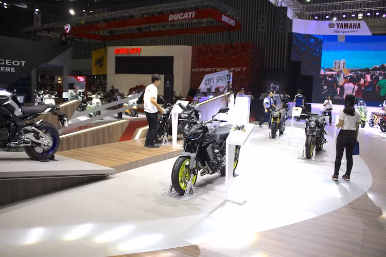 Bên cạnh Race Zone là khu vực City Sports, hội tụ đầy đủ tất cả các phiên bản naked bike hiện tại đang được Yamaha bán trên Thế giới gồm TFX150, MT-03, MT-07, MT-09 và MT-10. Trong khi đó, khu Smart Zone là nơi bố trí các trò chơi tương tác kỹ thuật số cho khách hàng, không có xe trưng bày.