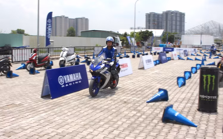 Khu vực ngoài trời sôi động với phần biểu diễn môtô bay nghệ thuật FMX (Freestyle Motorcross) hứa hẹn đem đến sự phấn khích cho người xem bởi những pha nhào lộn điêu luyện hai tay lái hàng đầu đến từ Nhật Bản. Khách quan có thể tham gia khu vực chạy thử xe để trải nghiệm lái những mẫu xe tay côn như MT-03, R15, NVX, TFX…