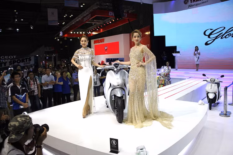 Tại khu vực trong nhà, Yamaha còn đem đến những màn trình diễn thời trang các người mẫu hàng đầu thể hiện phong cách của mỗi mẫu xe. Ngoài ra, hai đại sứ thương hiệu Minh Hằng và Chi Pu cũng sẽ góp mặt cùng nhiều phần quà đang chờ đợi khách tham quan.