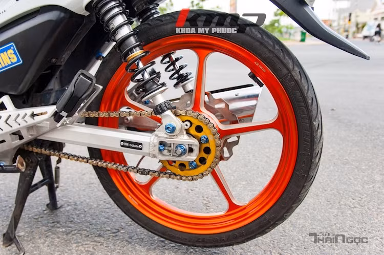 Thay vì gắp sắt nguyên bản, chiếc Wave Alpha đã được chủ xe độ gắp nhôm Solute nhẹ và cứng cáp hơn. Không dừng lại ở đó, độ ổn định của chiếc Wave Alpha còn được nâng cao nhờ vào cặp phuộc Ohlins ở phía sau.