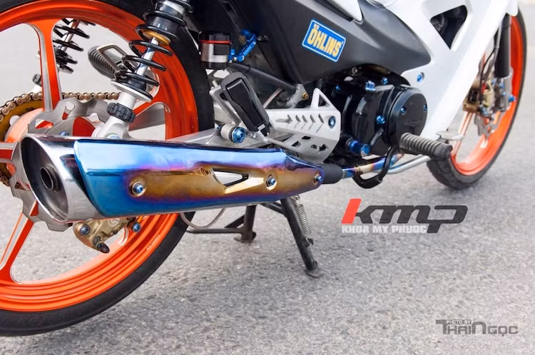 Khối động cơ SOHC 2 van, xi-lanh đơn của Wave Alpha đã được độ lại hệ thống cổ pô titan bắt mắt, dẫn khí thải ra cây pô lấy từ Honda Future Neo. Phần ốp pô cũng đã được gia nhiệt để ánh lên màu xanh đẹp mắt, trong khi bộ gác chân nguyên bản của xe được phay các họa tiết bắt mắt.