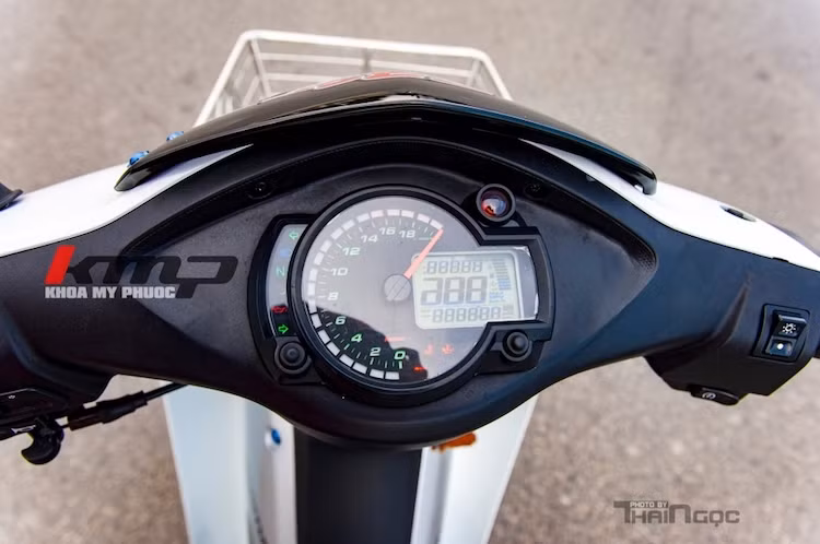 Tuy nhiên, điểm nhấn trên tay lái lại nằm ở bảng đồng hồ với đồng hồ điện tử Koso RX2N đa năng. Ở xung quanh, vỏ nhựa nguyên bản của Wave Alpha đã được chế mủ vừa khít với cụm đồng hồ độ này.