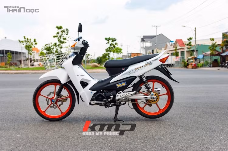 Trong giới chơi xe, phong trào chơi Wave Alpha cũng chưa bao giờ dừng lại, với đa số các bản độ theo phong cách kiểng, "lên đồ chơi". Để khiến dòng xe số phổ thông này trở nên bắt mắt hơn, một người chơi xe tại An Giang đã độ kiểng Wave Alpha với dàn "đồ chơi" hấp dẫn, ước tính có tổng giá trị gần tương đương với chiếc xe.