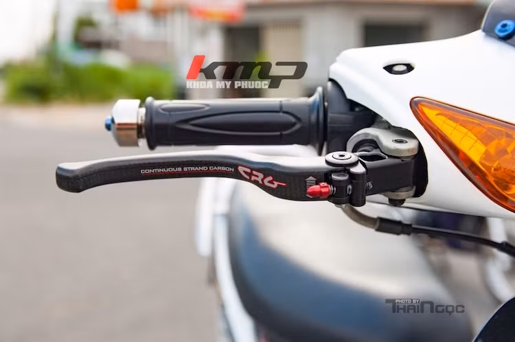 Nằm ở phía trên tay lái, chiếc xe cũng đã được độ cùm phanh Brembo, đi kèm với tay phanh CRG Carbon đầy giá trị.