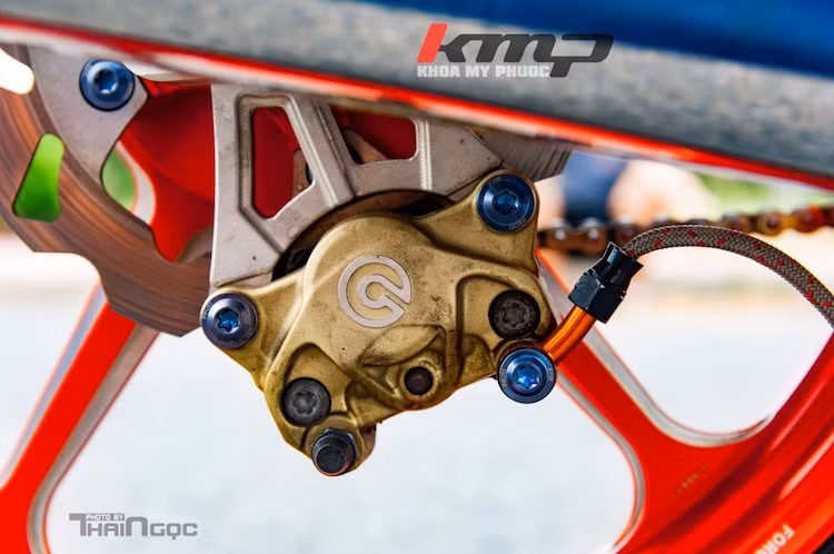 Hệ thống phanh sau tang trống nguyên bản trên Honda Wave Alpha cũng đã được thay bằng phanh đĩa với đĩa Galfer và heo Brembo 2 pis đối xứng như phanh trước. Đi kèm vành Racing Boy là cặp lốp Michelin Pilot Street đem lại độ bám đường cao.