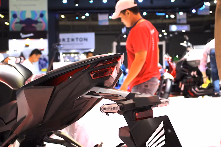 Đôi xe được thiết kế độc đáo và đầy tính khí động học, được tích hợp đèn hậu dạng LED và đèn xi-nhan cũng sử dụng công nghệ LED nằm trên dè sau. Tương tự như Ducati 1199 Panigale, phần đuôi của CBR250RR cũng có những hốc gió với tác dụng tăng lực nén không khí giúp "ghìm" thân xe xuống mặt đường ở tốc độ cao.