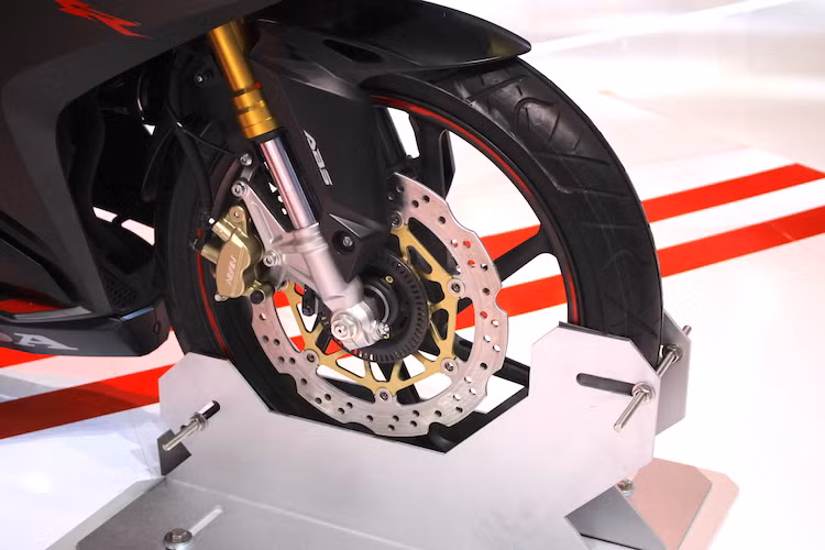 Xe được trang bị cặp mâm đúc 7 cánh xoắn đẹp mắt, khá giống mẫu mâm độ "hàng hiệu" Marchesini Genesi M7RS. Lốp trước của CBR250RR có kích thước 110/70/17. Xe sở hữu hệ thống phanh đĩa trước 2 piston của Nissin và có chống bó cứng phanh ABS.