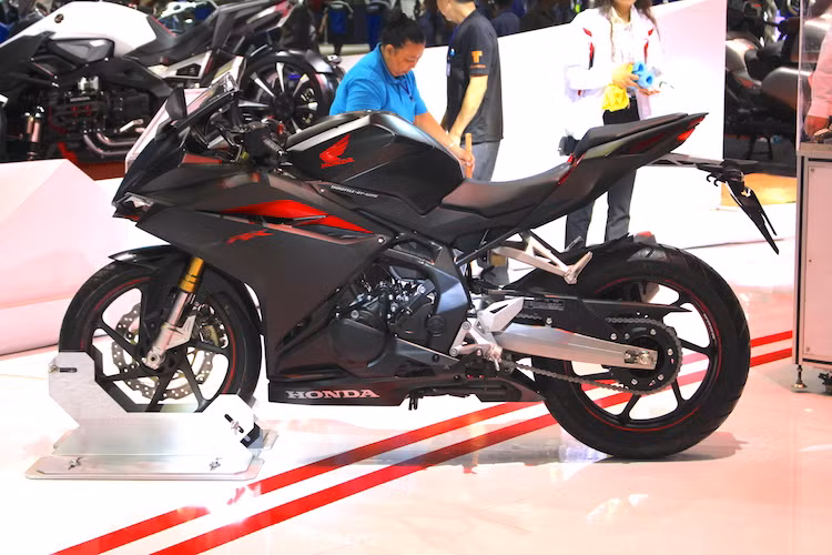 CBR250RR thế hệ mới có chiều dài 2060 mm, rộng 724 mm, cao 1098 mm và có độ dài trục cơ sở 1389 mm. Khoảng sáng gầm của xe là 145 mm trong khi chiều cao yên tính tới mặt đất cao hơn 10 mm so với đối thủ R25, đạt 790 mm.
