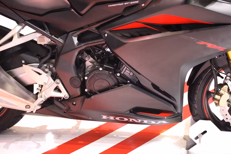 Treo trên bộ khung có kết cấu trellis bằng thép ống của CBR250RR là khối động cơ 2 xi-lanh thẳng hàng 249,7 cc DOHC 8 van hoàn toàn mới, làm mát bằng chất lỏng kèm quạt gió. Động cơ này khá tương đồng với các đối thủ đồng hạng nhưng lại là một bước "cải lùi" so với CBR250RR thế hệ đầu tiên khi đã bị "cắt" đi 2 xi-lanh.