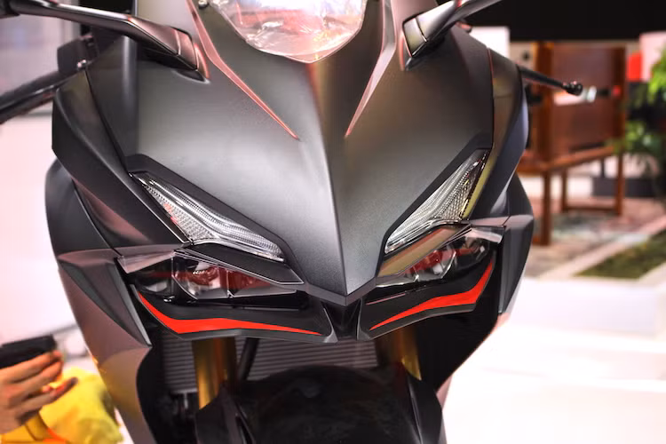 Ngôn ngữ thiết kế mới được Honda áp dụng lần đầu trên CBR150R thế hệ mới đã được tiếp tục ứng dụng trên CBR250RR. Nổi bật ở phía trước mũi xe là cặp đèn pha nằm ẩn trong các hốc, phía trên là 2 đèn demi LED đầy ấn tượng. So với các đối thủ như Yamaha R25 hay Kawasaki Ninja 250, chiếc xe có ưu thế nổi bật hơn nhờ cặp phuộc USD ở phía trước.