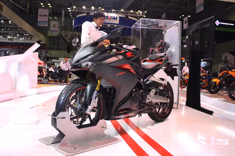 Được Honda "gợi ý" trước tại triển lãm Tokyo cuối năm 2015 bằng mẫu concept Lightweight Supersport, mẫu xe môtô Honda CBR250RR 2017 thế hệ mới chính thức được ra mắt lần đầu tại Indonesia cách đây gần 1 năm Tại triển lãm xe máy Việt Nam 2017, mẫu xe này đã lần đầu tiên xuất hiện ở nước ta và được nhập bởi chính Honda Việt Nam. Đây là lần "tái xuất" đầu tiên của CBR250RR kể từ 21 năm trước.